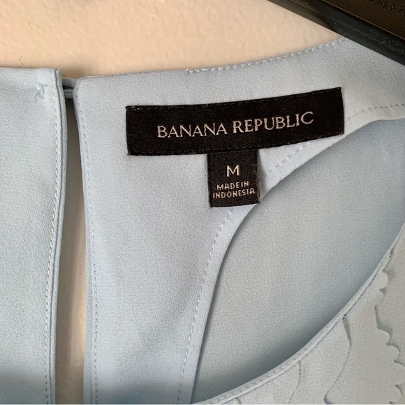 𝅺BANANA Republic Sleeveless Blouse Woman’s Top Size Medium - Picture 3 of 5